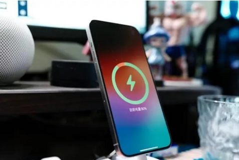 复兴苹果15换屏服务分享用什么充电器给iPhone15充电更好 